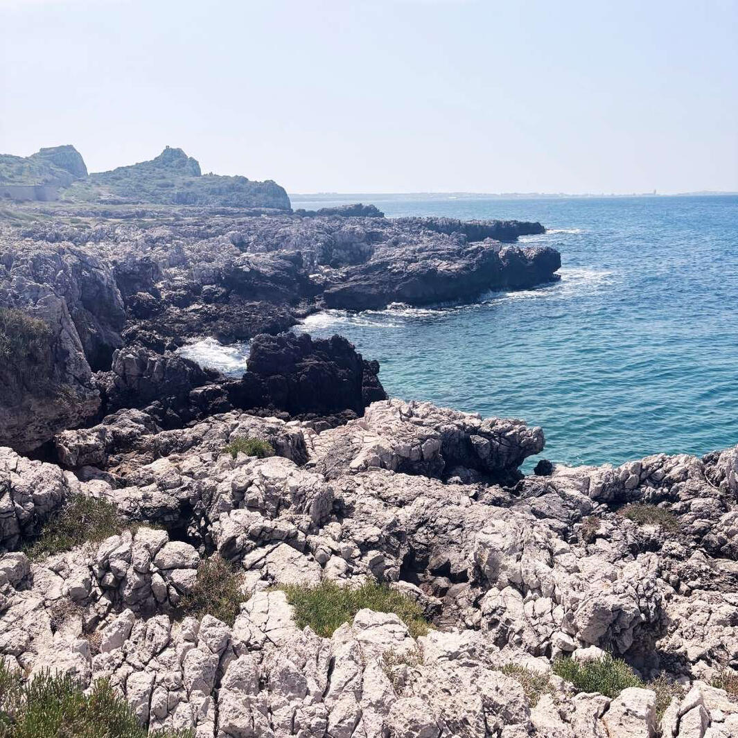 I always assumed the jagged rock along the coast of Nardò was formed from lava… Turns out it’s actually tuff, or tufo in Italian, made from ancient volcanic ash, not lava 🤯 Over millions of years it compacted into soft, honey-coloured stone that hardens